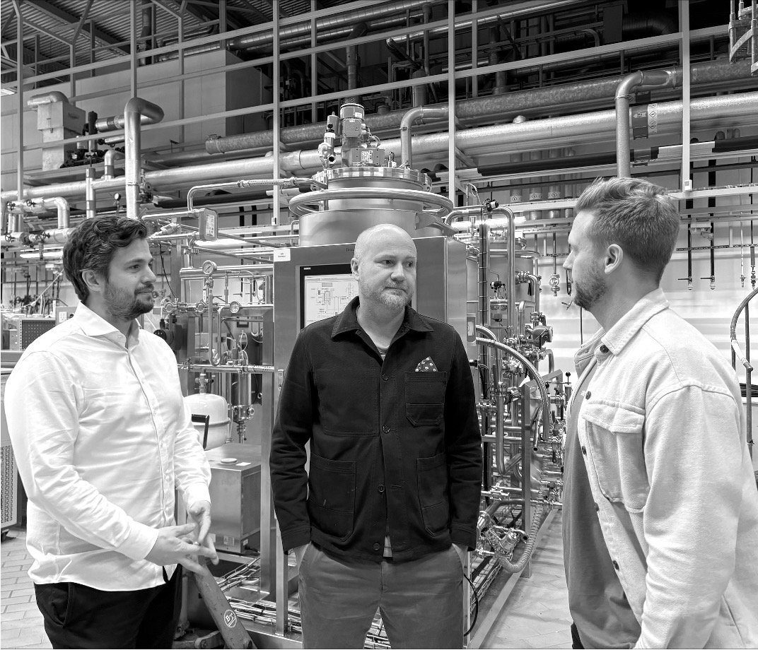 Filip Åsblom och Niklas Post på Digital Tvilling med Jacob Peterson på Curve, i en bioproduktionsanläggning.